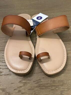 Toe loop sandal, size 6, tan, NWT